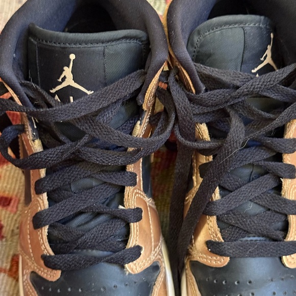 Kid's Black and Gold Air Jordan 1 Mid SE Big Kids 4Y - Picture 2 of 9